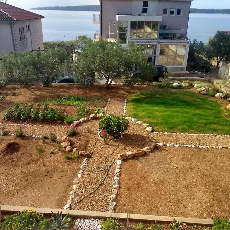 Hvar *